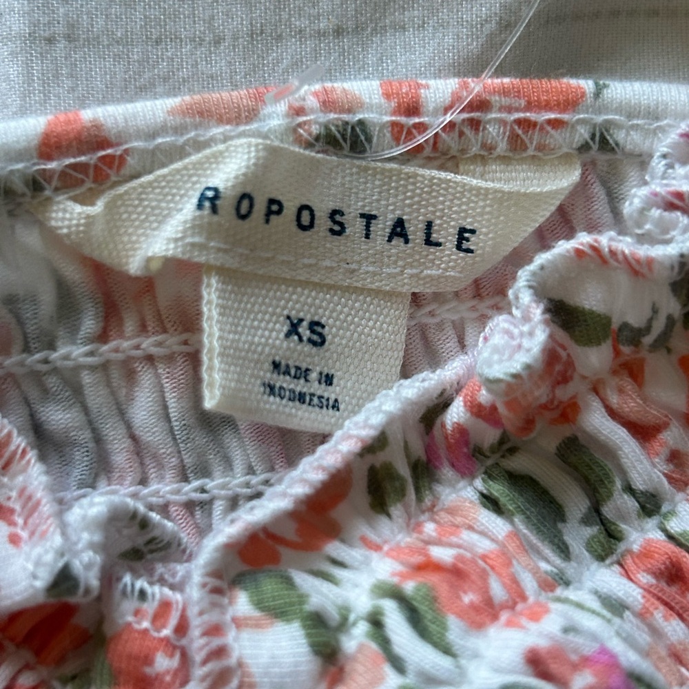 xs aeropostale NWT; pink and white floral tight fitted tank. no stains.